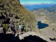 63 Salendo il ripido canalino di rocce e sfasciumi per il Pizzo Paradiso